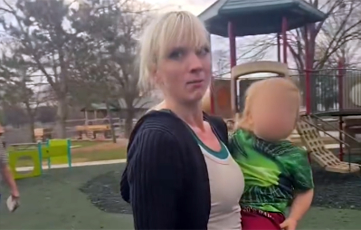 Το εξοργιστικό ρατσιστικό ξέσπασμα μητέρας κατά 5χρονου αγοριού σε παιδική χαρά – Είναι πλέον αντιμέτωπη με τη Δικαιοσύνη