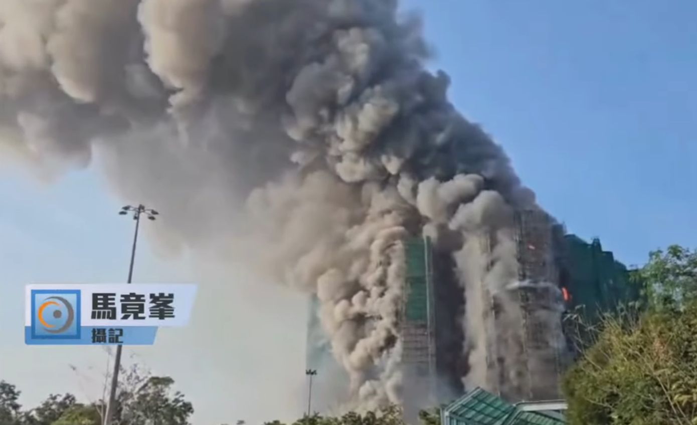 Μεγάλη φωτιά σε ουρανοξύστες στο Χονγκ Κονγκ, ένοικοι έχουν παγιδευτεί στα διαμερίσματά τους &#8211; Βίντεο και φωτογραφίες