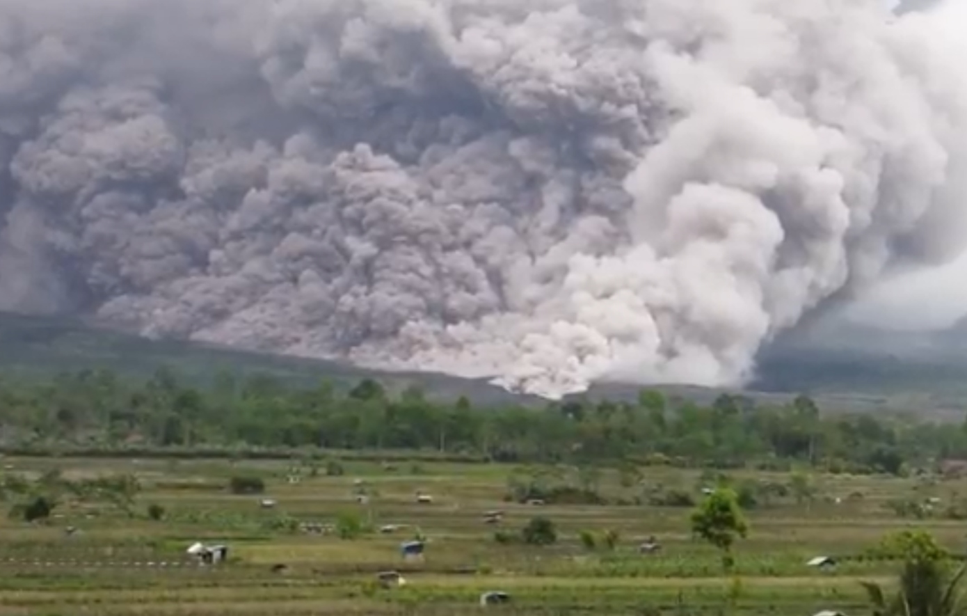 Μεγάλη επιχείρηση διάσωσης στην Ινδονησία μετά την έκρηξη ηφαιστείου &#8211; 170 ορειβάτες εγκλωβίστηκαν κοντά στον κρατήρα
