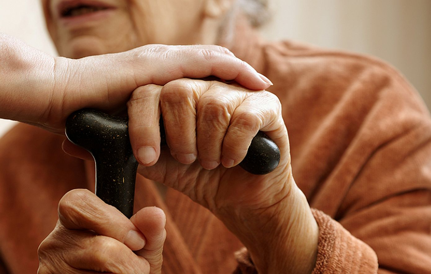 Άγρια κακοποίηση 89χρονης σε οίκο ευγηρίας καταγγέλλει ο εγγονός της &#8211; «Η γιαγιά σήμερα θα ζούσε»