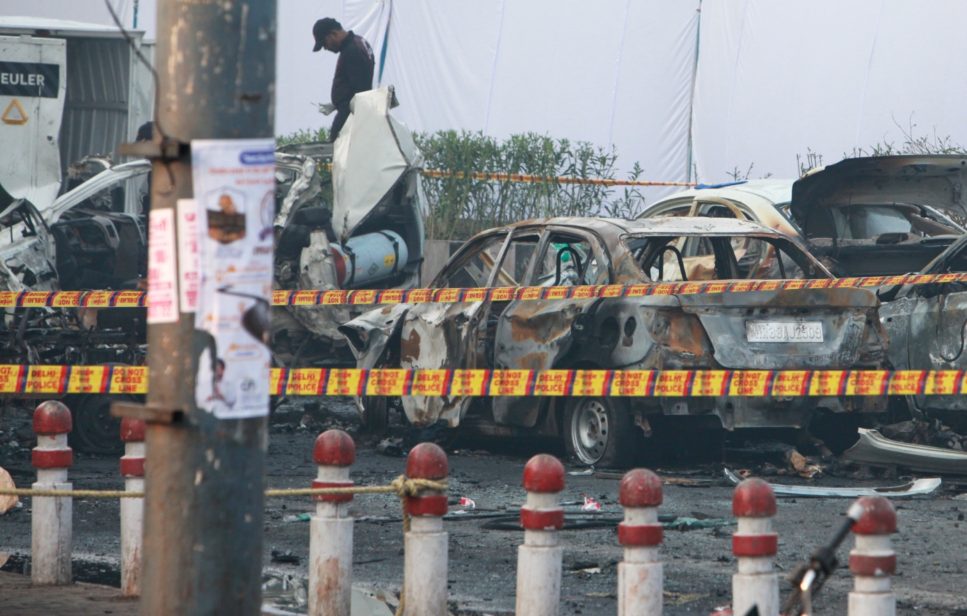 Πιθανή διασύνδεση ανάμεσα στην έκρηξη αυτοκινήτου στο Δελχί και σε συλλήψεις που προηγήθηκαν στο Κασμίρ ερευνά η Ινδία