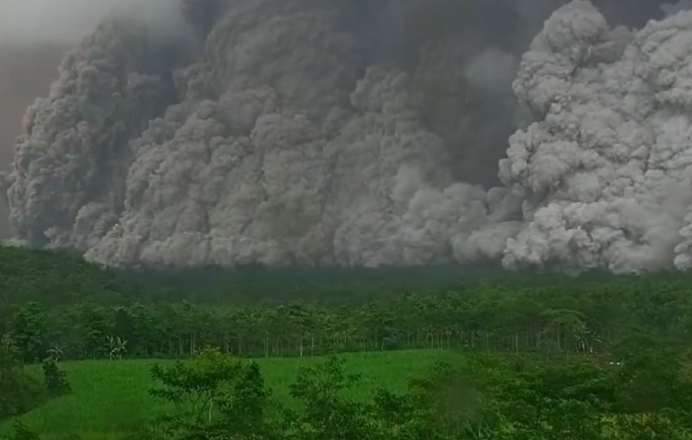 Συναγερμός στην Ινδονησία από την έκρηξη του ηφαιστείου Σεμέρου &#8211; Εκατοντάδες εκκενώσεις, κόκκινη προειδοποίηση στην Αυστραλία