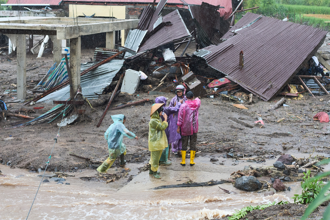 Χάος από τις φονικές πλημμύρες στην Ινδονησία &#8211; Ξεπέρασαν τους 80 οι νεκροί