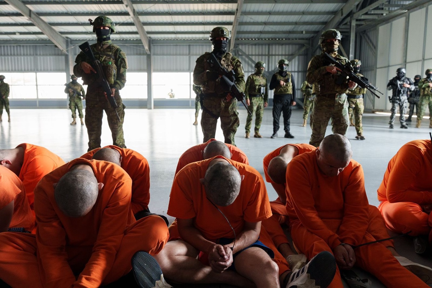 Μεταφορά 300 επικίνδυνων κρατουμένων σε φυλακή υψίστης ασφαλείας στον Ισημερινό &#8211; Σκληρή απάντηση στις συμμορίες