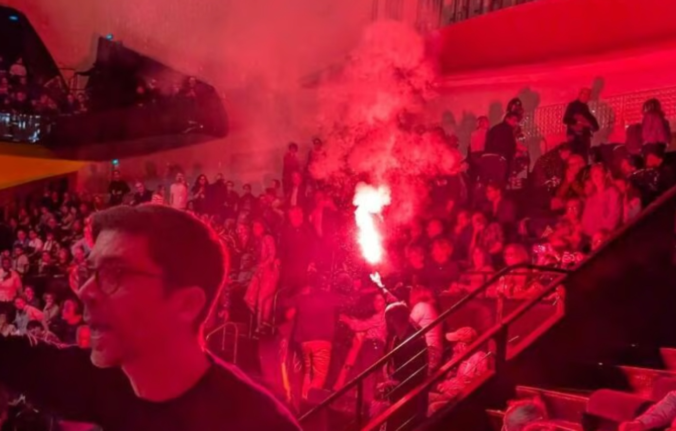 Χαμός σε συναυλία της Φιλαρμονικής του Ισραήλ στο Παρίσι – Διαδηλωτές άναψαν φωτοβολίδες, τέσσερις συλλήψεις