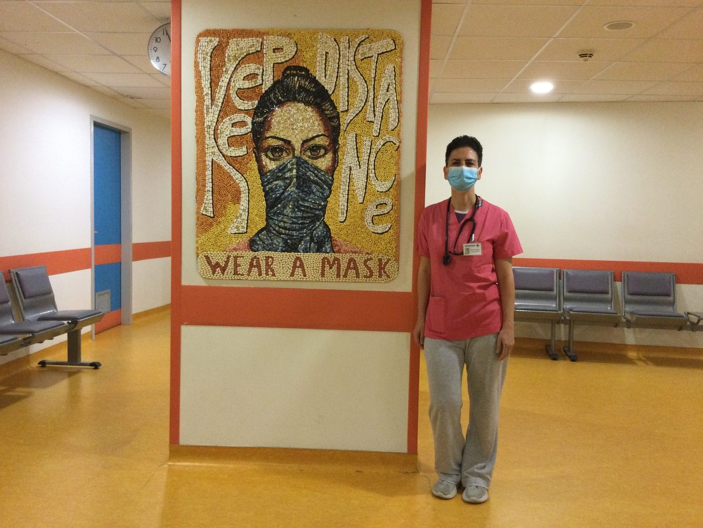 Ελένη Ιωαννίδου: Η λοιμωξιολόγος που φτιάχνει ψηφιδωτά χρησιμοποιώντας ληγμένα χάπια