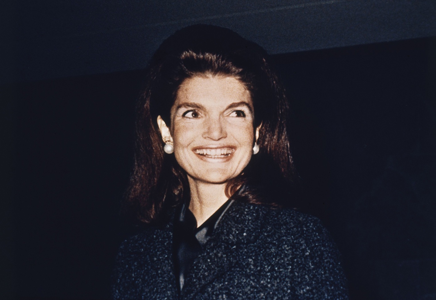 Σε δημοπρασία το εμβληματικό μωβ παλτό της Jackie O από τη νύχτα των εκλογών του 1960