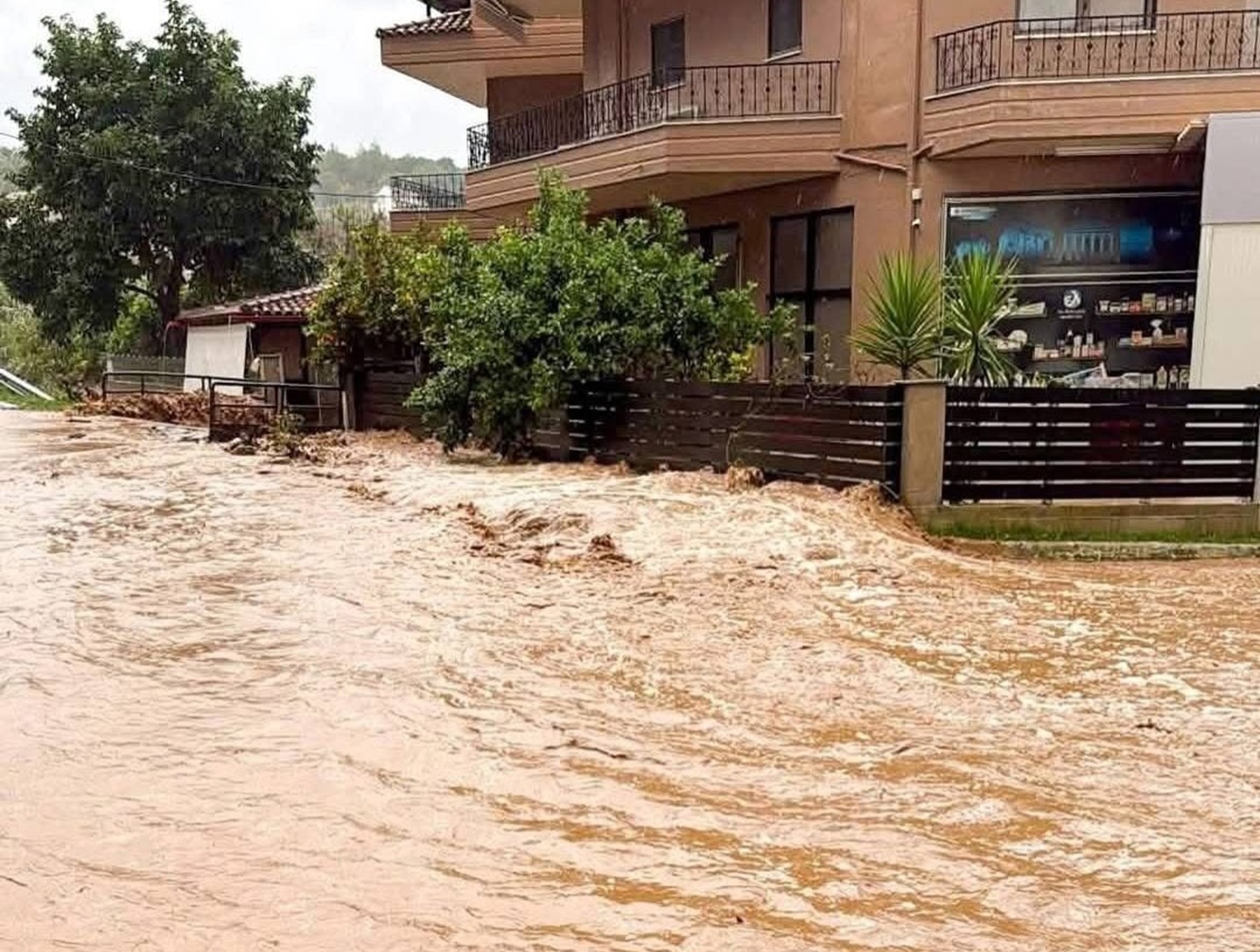 Στο έλεος της κακοκαιρίας η Δυτική Ελλάδα: Πλημμύρες, κατολισθήσεις και τεράστιες ποσότητες νερού