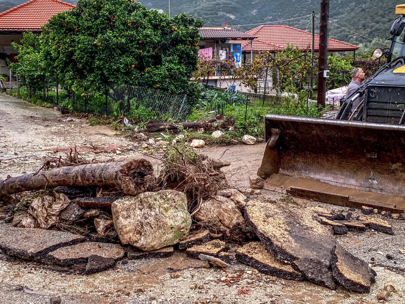 Εκτεταμένες ζημιές από την κακοκαιρία στη Δυτική Ελλάδα &#8211; Κόπηκαν στα δύο δρόμοι και αποκλείστηκαν χωριά