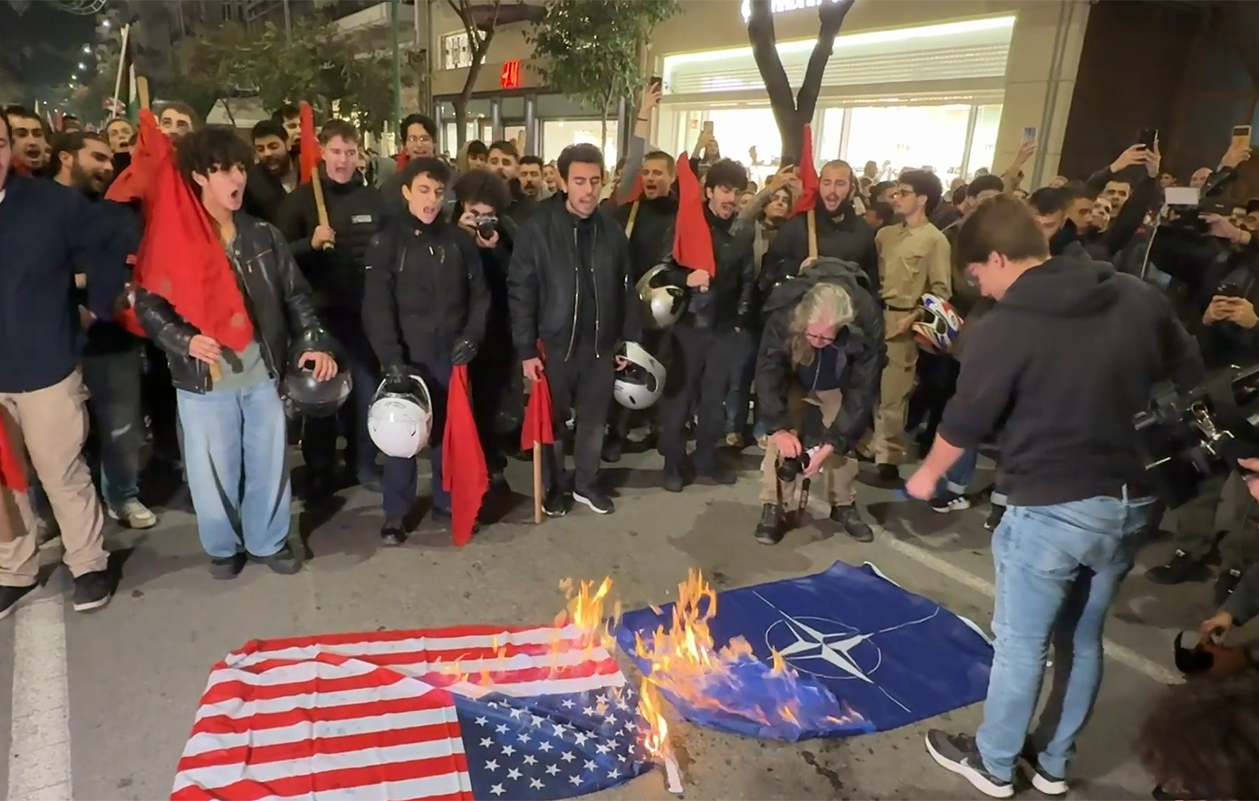 Έκαψαν σημαίες των ΗΠΑ και του ΝΑΤΟ στη πορεία για το Πολυτεχνείο στη Θεσσαλονίκη