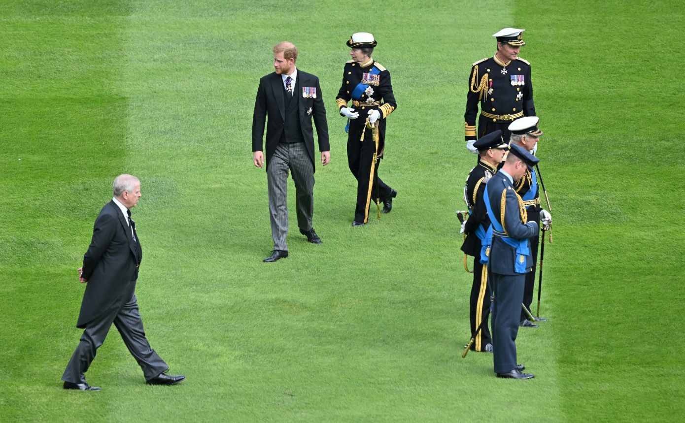 Η στιγμή που έκανε τον βασιλιά Κάρολο να πει «ως εδώ» στον «άπληστο και αλαζόνα» αδερφό του, Άντριου