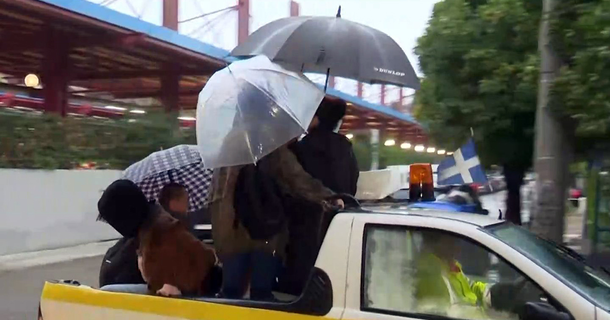 Με&#8230; καρότσα μεταφέρουν τον κόσμο στο Μοσχάτο λόγω της πλημμύρας