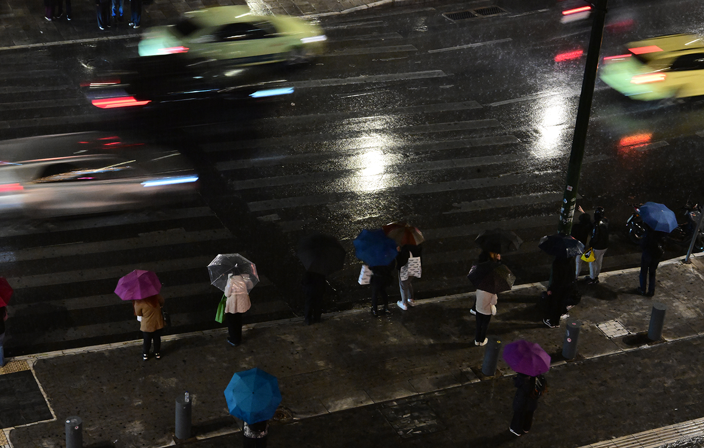 «Ρε τι ρίχνει», «Έξω βρέχει πέτρες», «Έκανα τον σταυρό μου»: Ανησυχία στα social media για το σφυροκόπημα της Adel στην Αττική