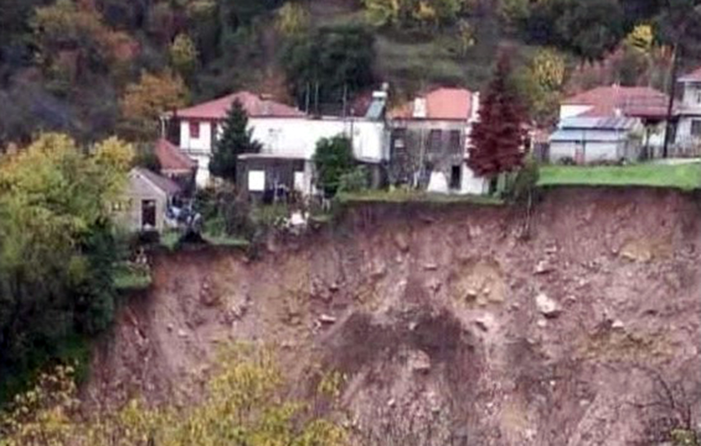 Τρομακτική κατολίσθηση στην Ήπειρο &#8211; Άνοιξε μεγάλη τρύπα στη μέση του χωριού Άγναντα στα Τζουμέρκα