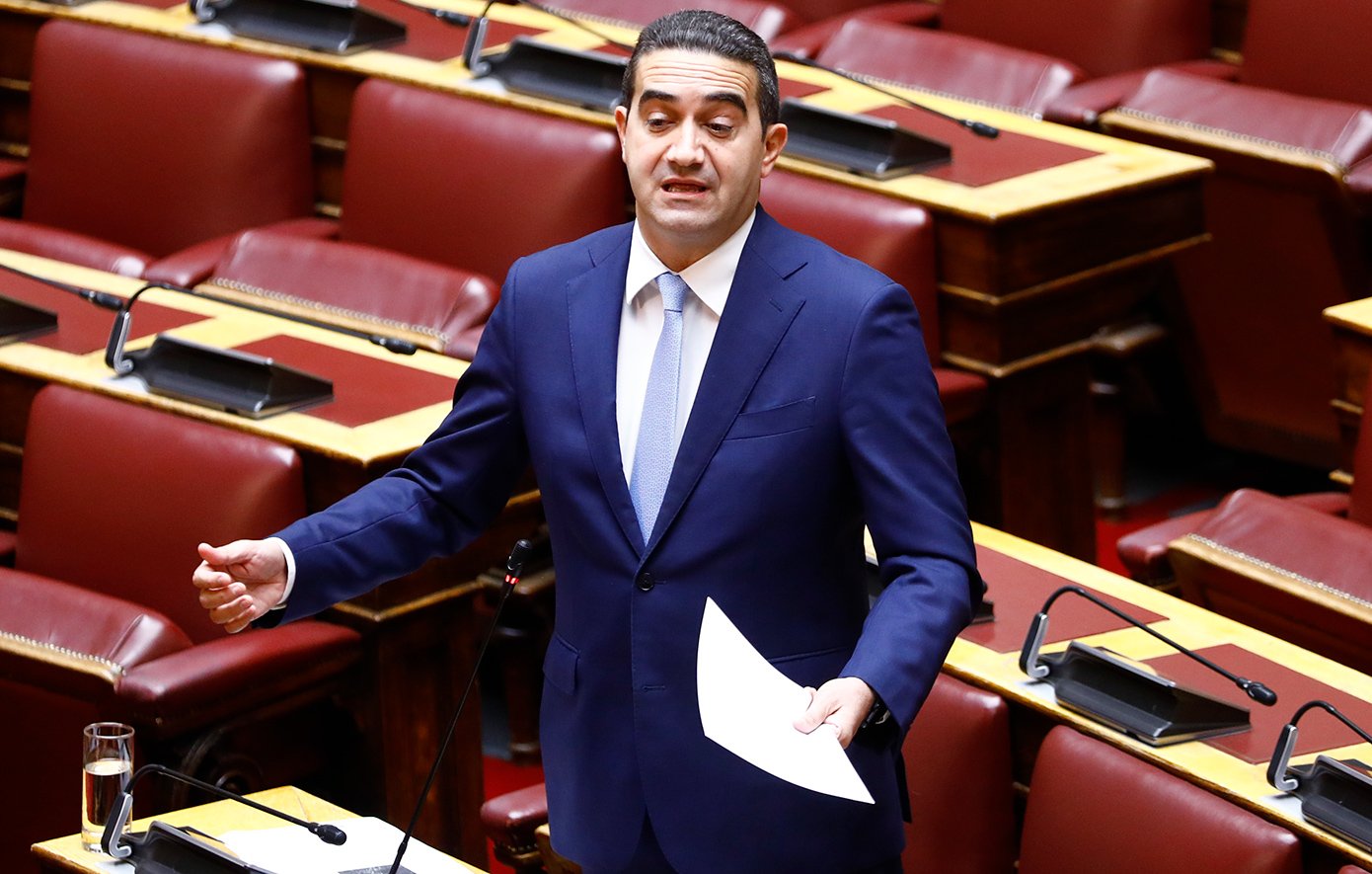 Χρονοκόφτης από σήμερα στη Βουλή: Πρώτος «παραβάτης» ο Μιχάλης Κατρίνης που… τσέκαρε το νέο μέτρο