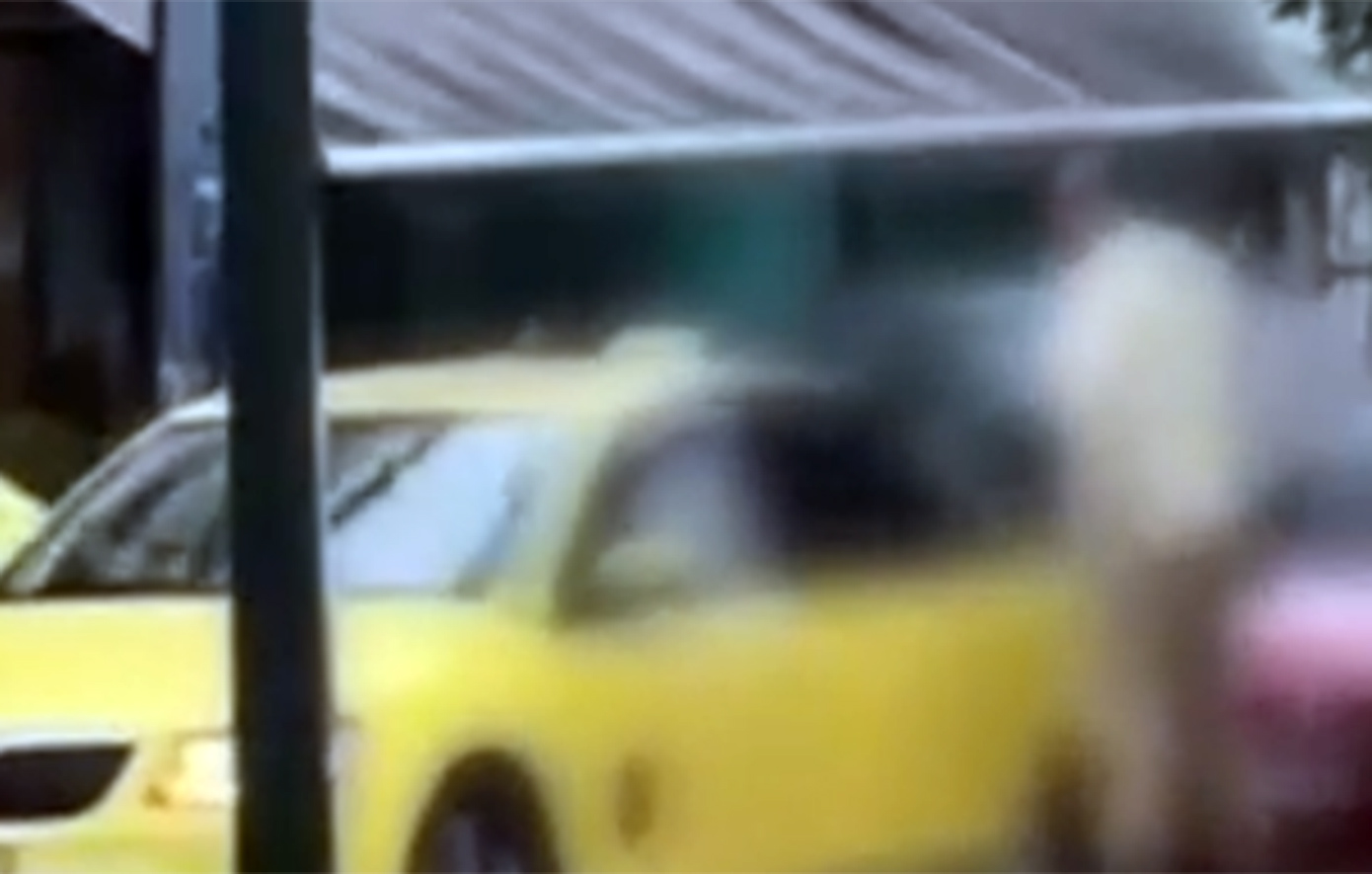 Καβγάς στη μέση του δρόμου υπό καταρρακτώδη βροχή στο κέντρο της Αθήνας