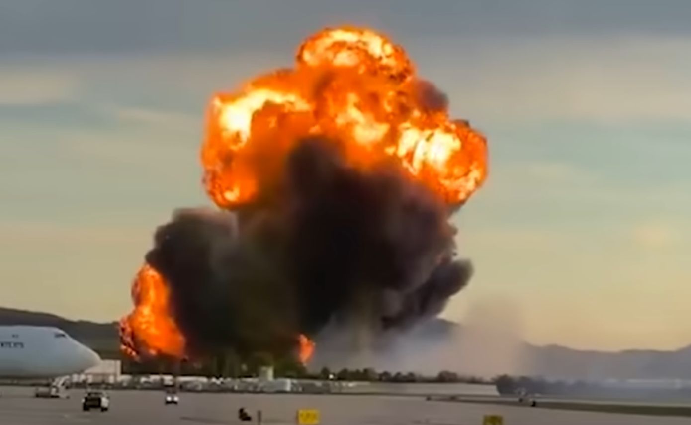 Συγκλονιστικές εικόνες με την πύρινη σφαίρα μετά τη συντριβή αεροσκάφους με τουλάχιστον 7 νεκρούς στο Κεντάκι