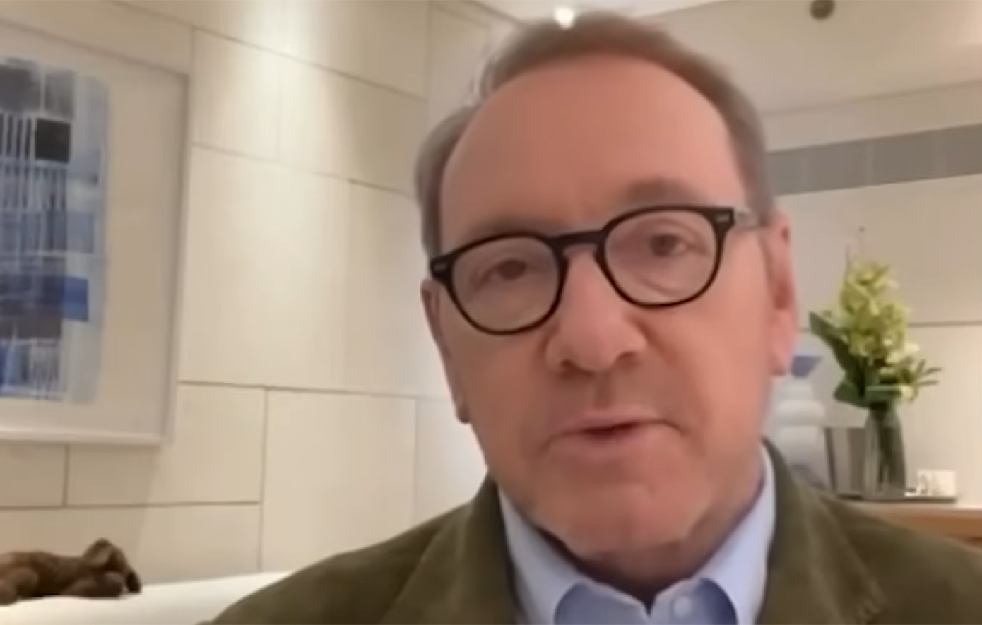 Ο Κέβιν Σπέισι ξεκαθαρίζει ότι δεν είναι άστεγος: «Μένω σε ξενοδοχεία και Airbnb»