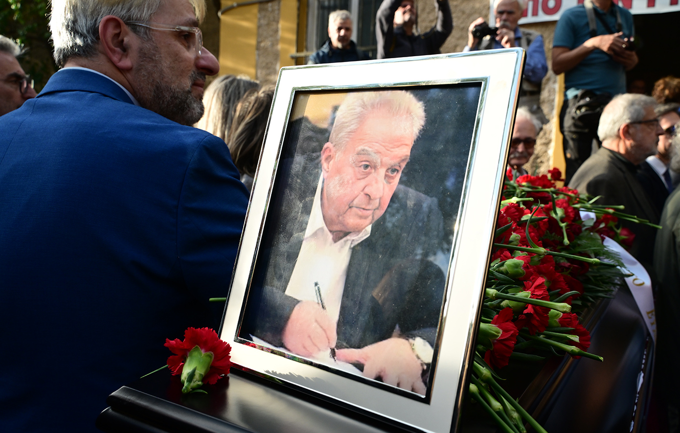 Θλίψη και συγκίνηση στην κηδεία του Αλέκου Φλαμπουράρη Θλίψη και συγκίνηση στην κηδεία του Αλέκου Φλαμπουράρη