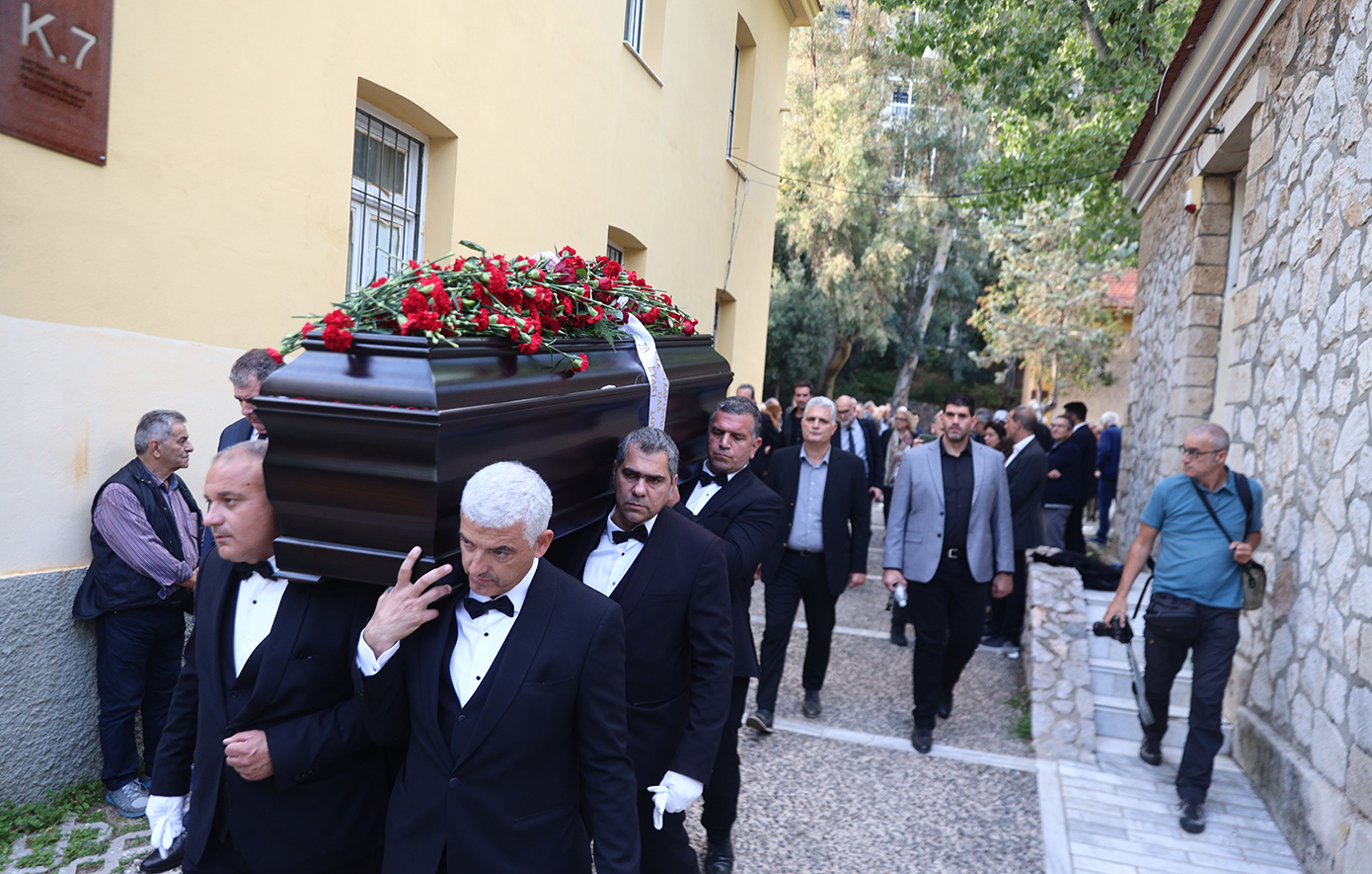 Θλίψη και συγκίνηση στην κηδεία του Αλέκου Φλαμπουράρη Θλίψη και συγκίνηση στην κηδεία του Αλέκου Φλαμπουράρη