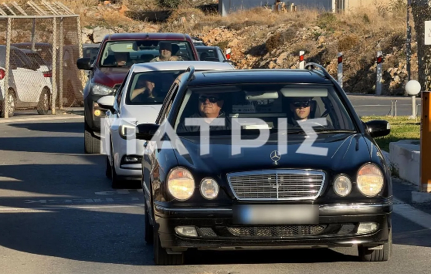 Θρήνος στο Ηράκλειο: Έφτασε η σορός του 19χρονου Ραφαήλ &#8211; Με την ελληνική σημαία τυλιγμένο το φέρετρο