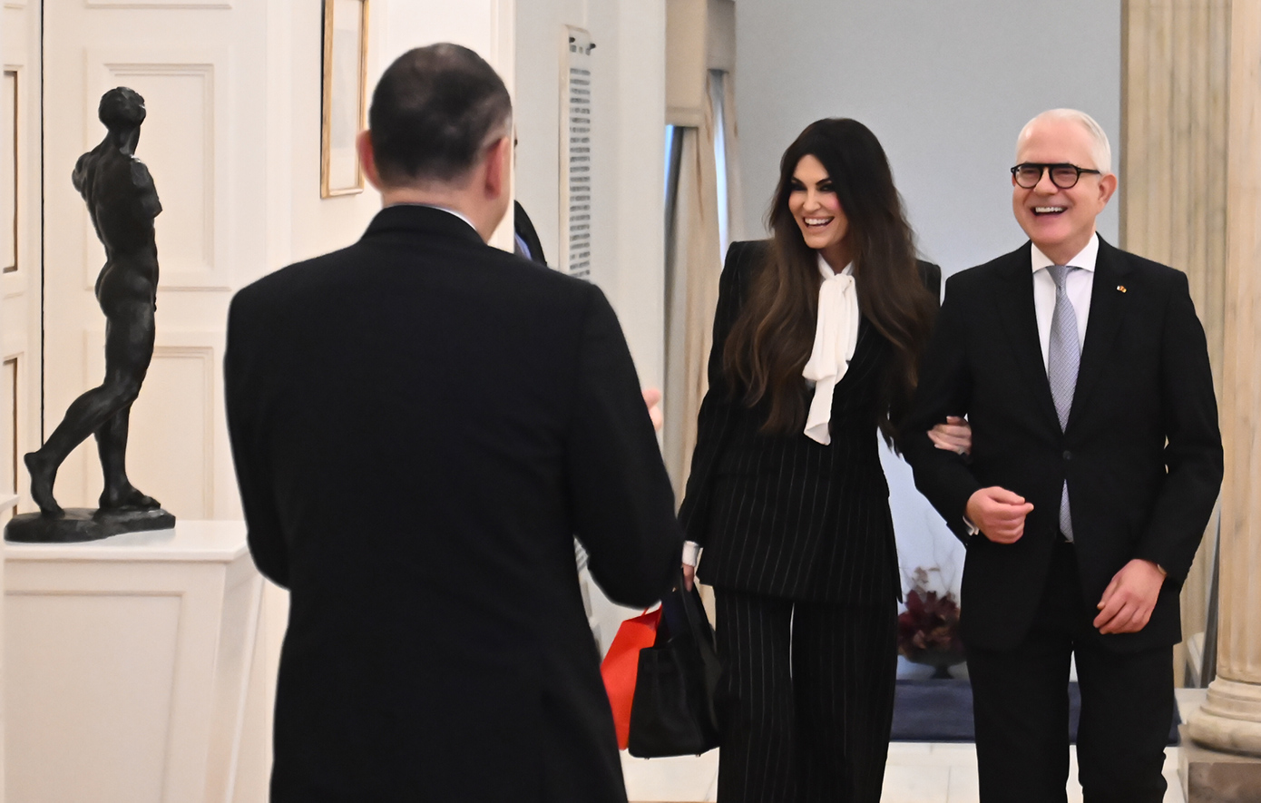 Την πρέσβη των ΗΠΑ Κίμπερλι Γκίλφοϊλ δέχθηκε στο υπουργείο ο ΥΠΕΞ Γιώργος Γεραπετρίτης. Την πρέσβη των ΗΠΑ Κίμπερλι Γκίλφοϊλ δέχθηκε στο υπουργείο ο ΥΠΕΞ Γιώργος Γεραπετρίτης.