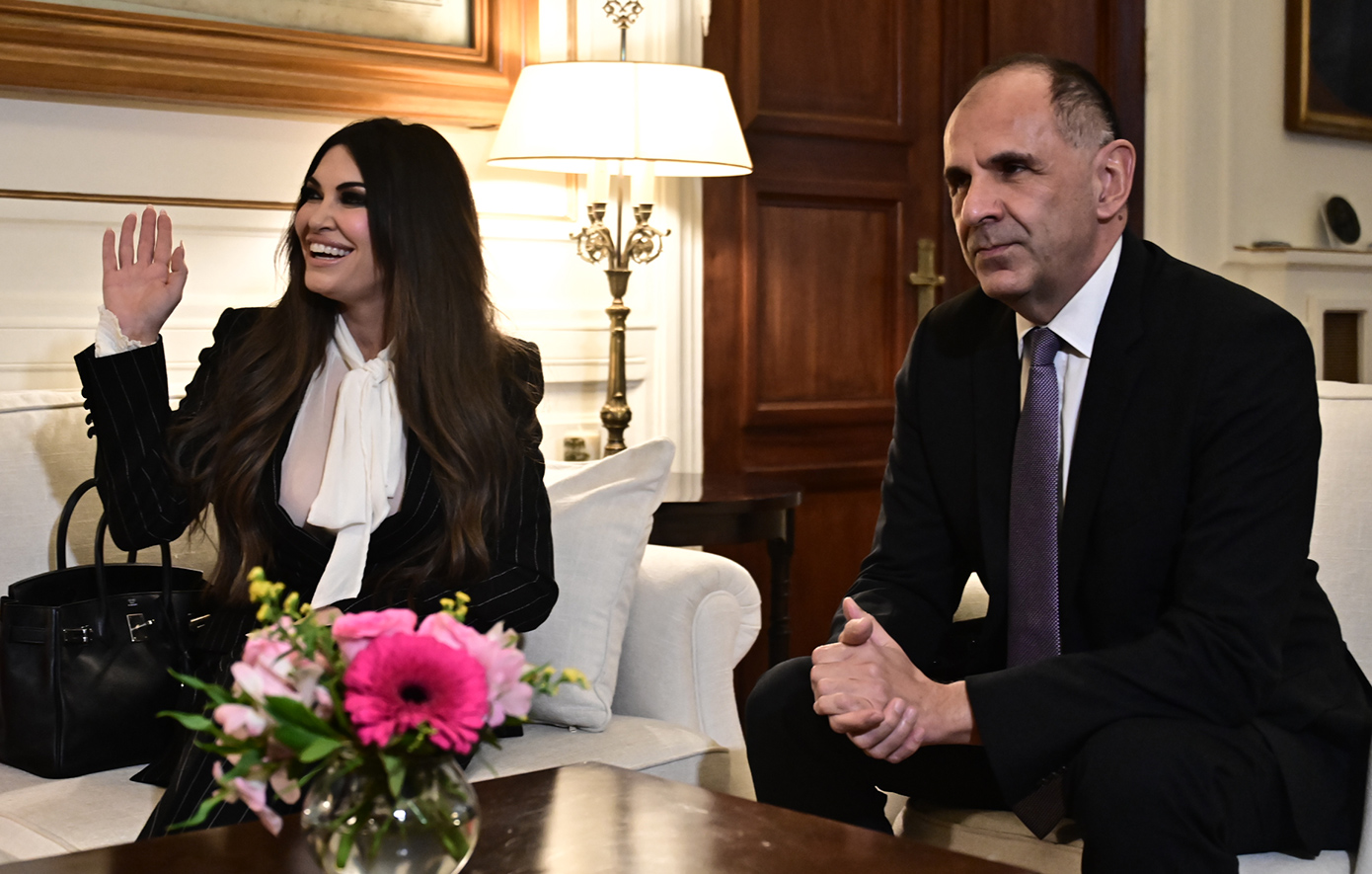 Την πρέσβη των ΗΠΑ Κίμπερλι Γκίλφοϊλ δέχθηκε στο υπουργείο ο ΥΠΕΞ Γιώργος Γεραπετρίτης. Την πρέσβη των ΗΠΑ Κίμπερλι Γκίλφοϊλ δέχθηκε στο υπουργείο ο ΥΠΕΞ Γιώργος Γεραπετρίτης.