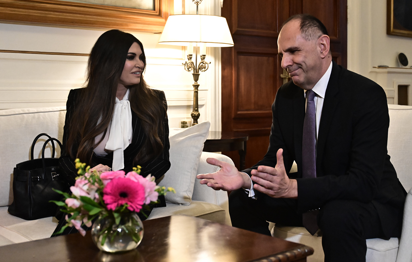 Την πρέσβη των ΗΠΑ Κίμπερλι Γκίλφοϊλ δέχθηκε στο υπουργείο ο ΥΠΕΞ Γιώργος Γεραπετρίτης. Την πρέσβη των ΗΠΑ Κίμπερλι Γκίλφοϊλ δέχθηκε στο υπουργείο ο ΥΠΕΞ Γιώργος Γεραπετρίτης.