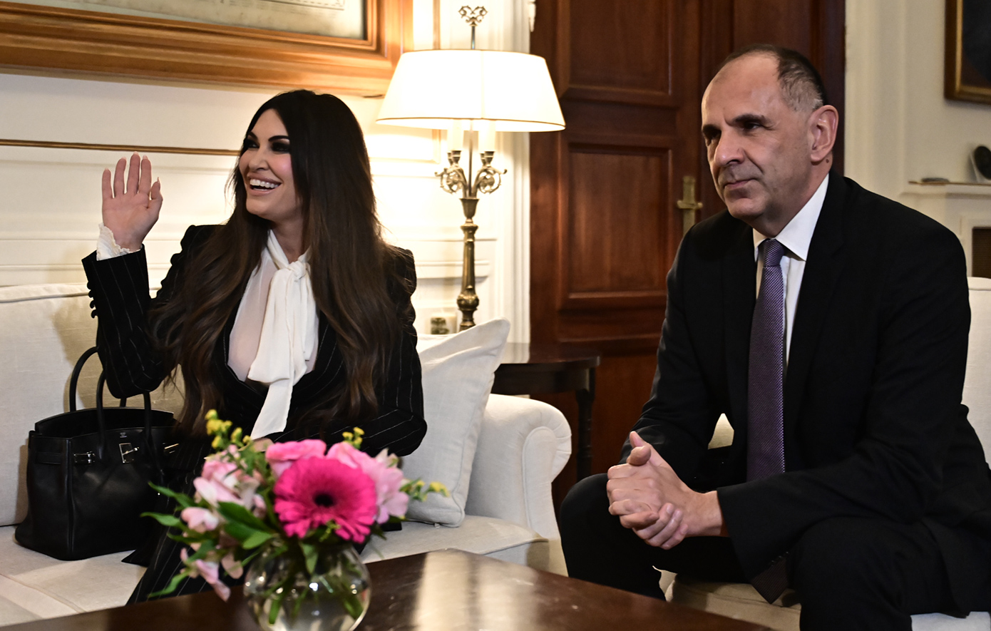 Την πρέσβη των ΗΠΑ Κίμπερλι Γκίλφοϊλ δέχθηκε στο υπουργείο ο ΥΠΕΞ Γιώργος Γεραπετρίτης. Την πρέσβη των ΗΠΑ Κίμπερλι Γκίλφοϊλ δέχθηκε στο υπουργείο ο ΥΠΕΞ Γιώργος Γεραπετρίτης.