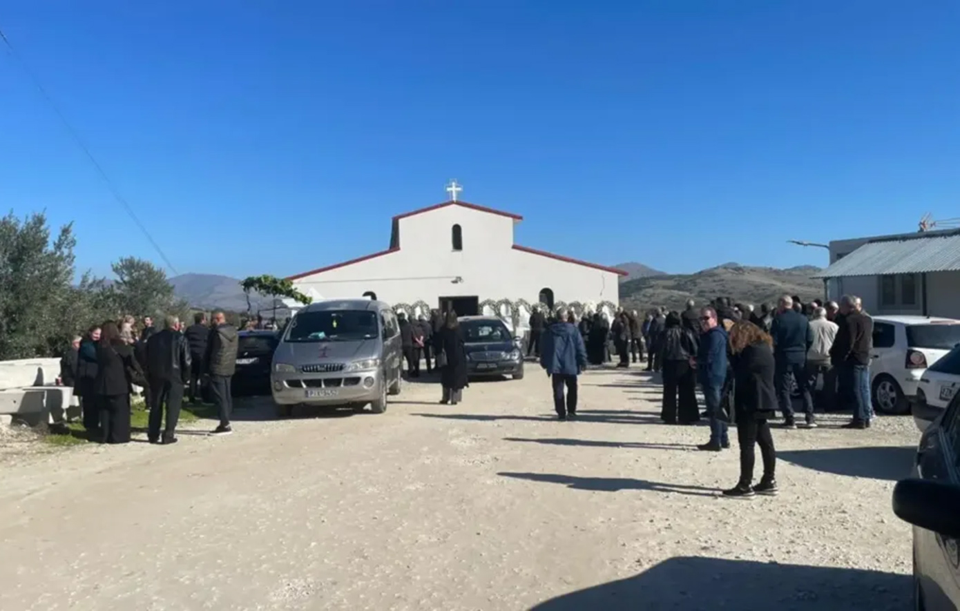 Θρήνος στην κηδεία της 49χρονης που πέθανε σε φούρνο στη Λάρισα &#8211; Συντετριμμένα τα δύο παιδιά της