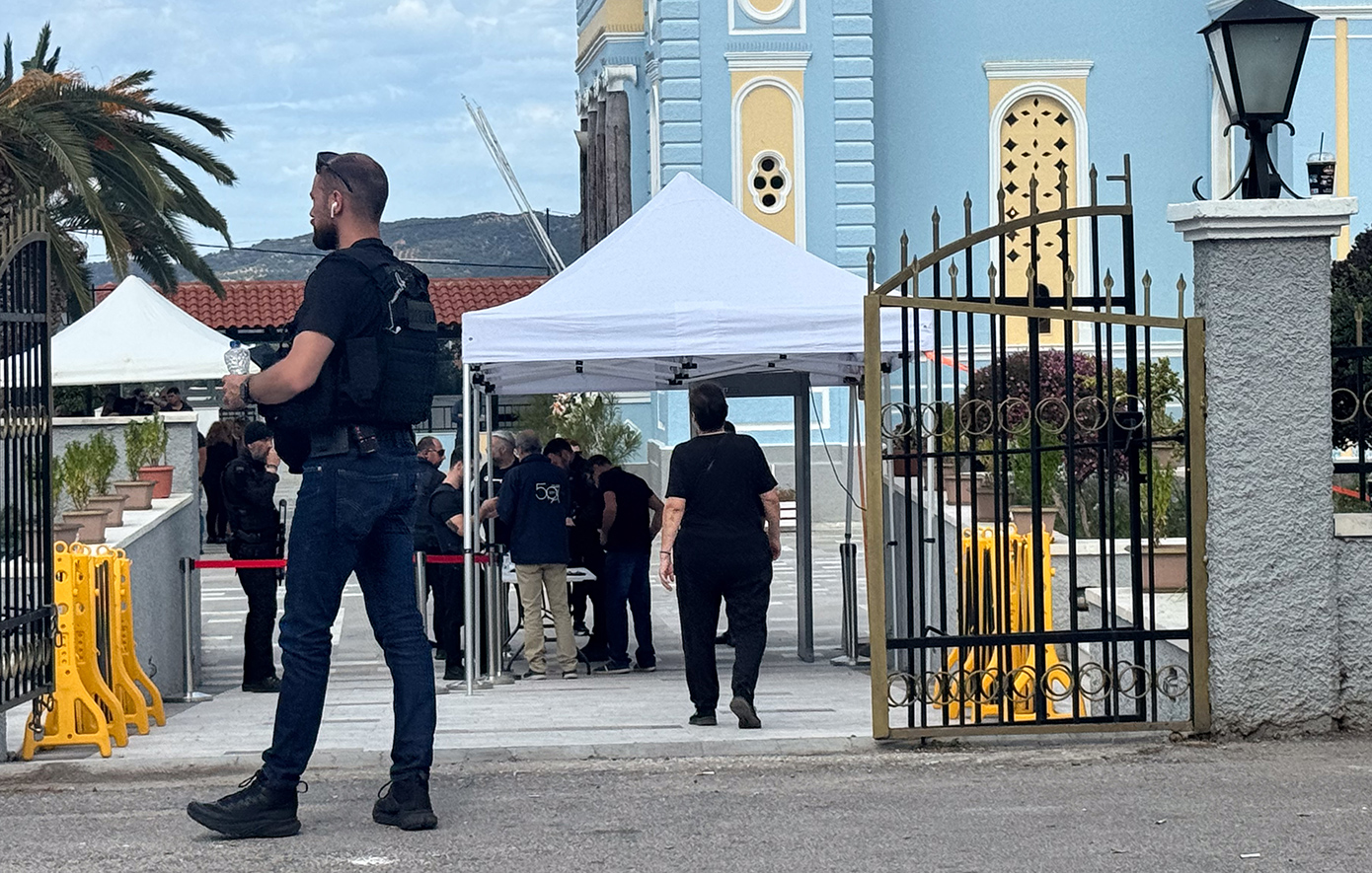 Με ανιχνευτή μετάλλων η είσοδος στην εκκλησία για την κηδεία της 56χρονης που σκοτώθηκε στα Βορίζια &#8211; Φόβοι για νέο κύκλο αίματος