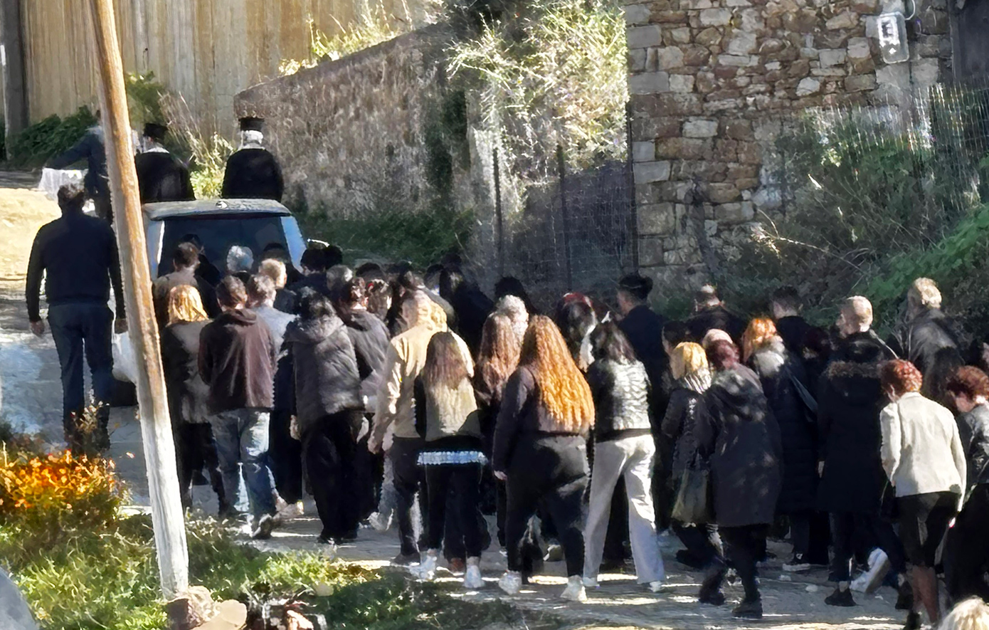 «Καλύτερα να πέθαινα εγώ παρά το παιδί» – Βουβός θρήνος στην κηδεία του 3χρονου Ανδρέα στην Αχαΐα