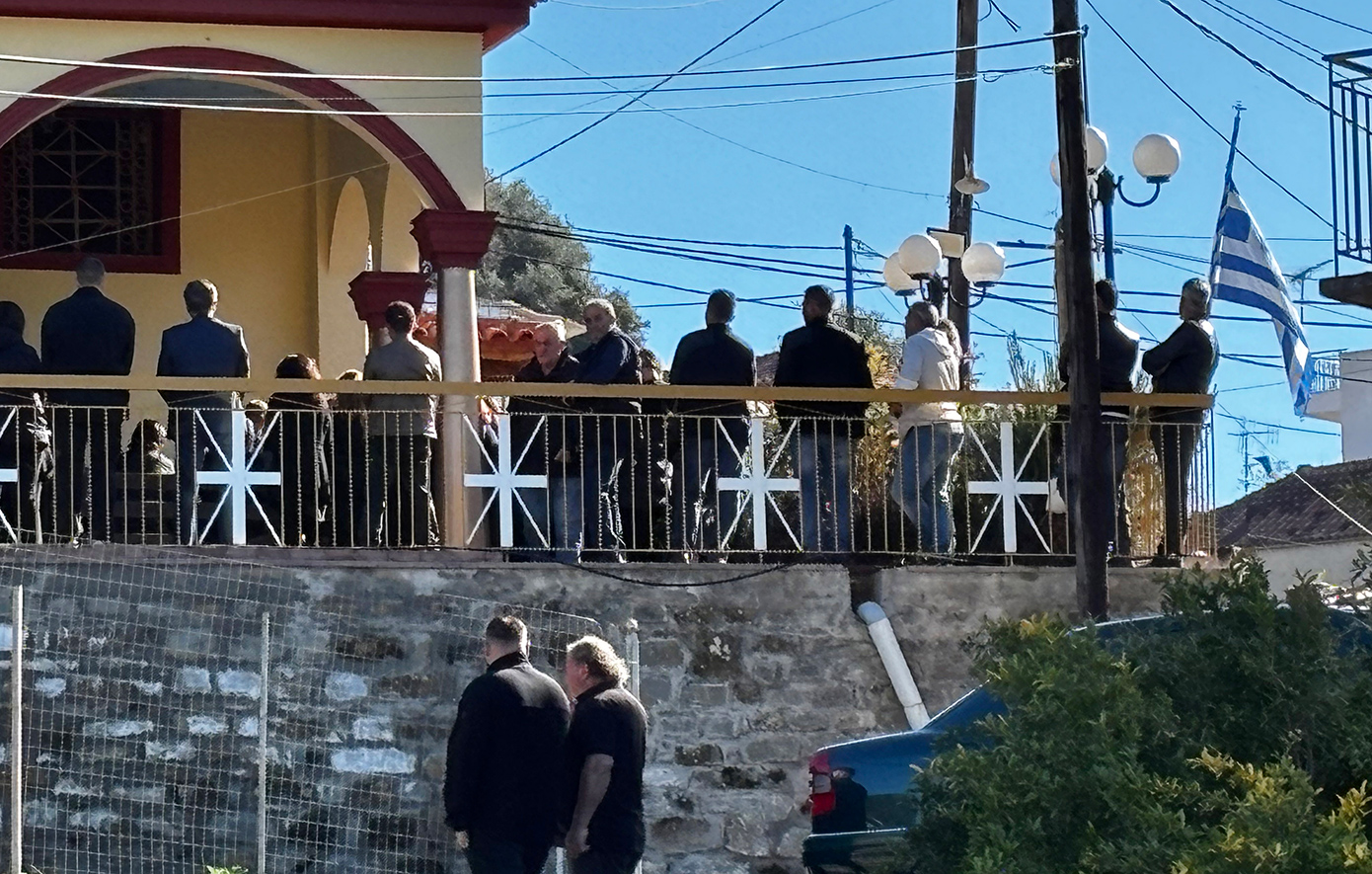 «Καλύτερα να πέθαινα εγώ παρά το παιδί» – Βουβός θρήνος στην κηδεία του 3χρονου Ανδρέα στην Αχαΐα