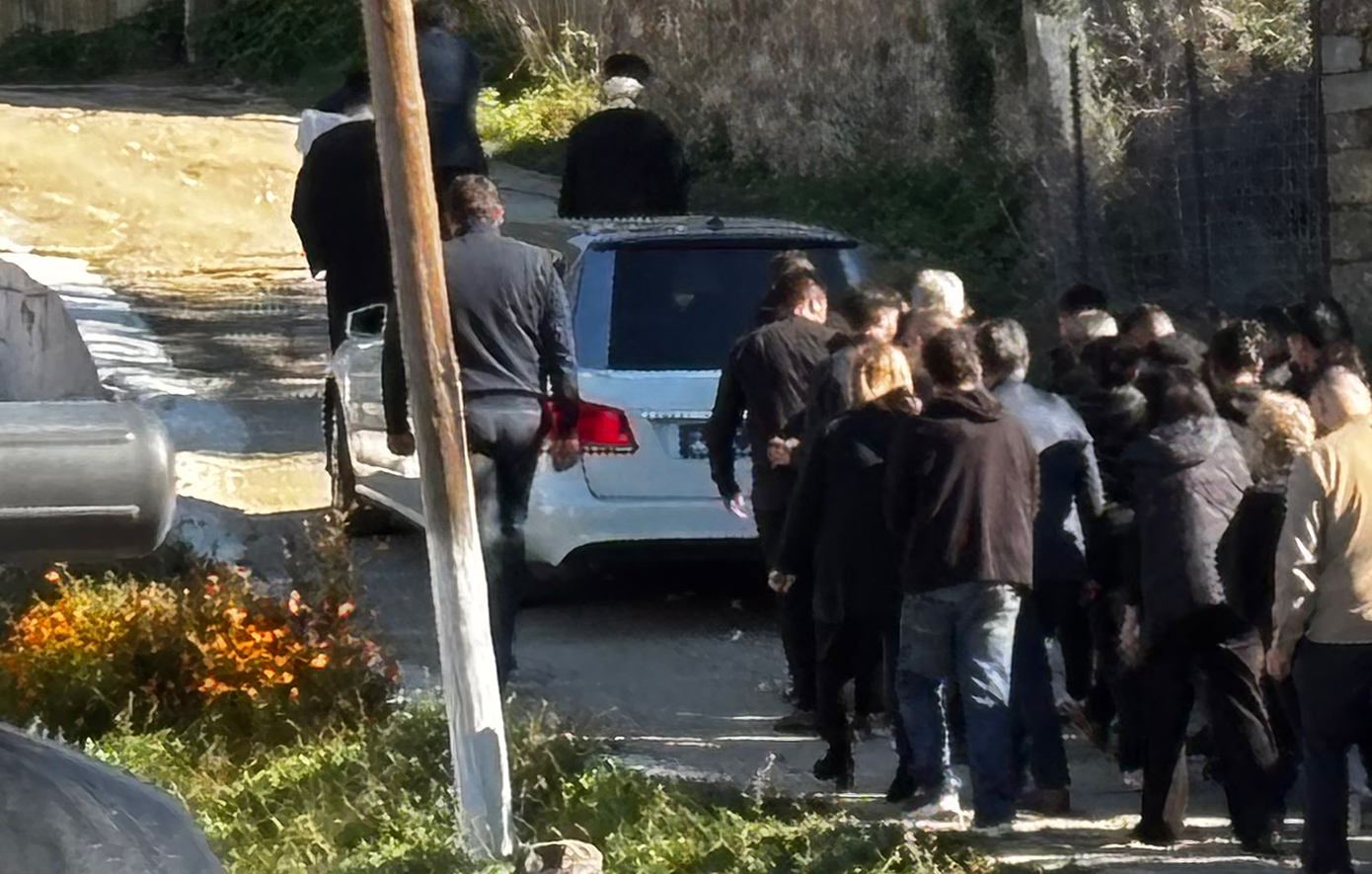 «Καλύτερα να πέθαινα εγώ παρά το παιδί» – Βουβός θρήνος στην κηδεία του 3χρονου Ανδρέα στην Αχαΐα