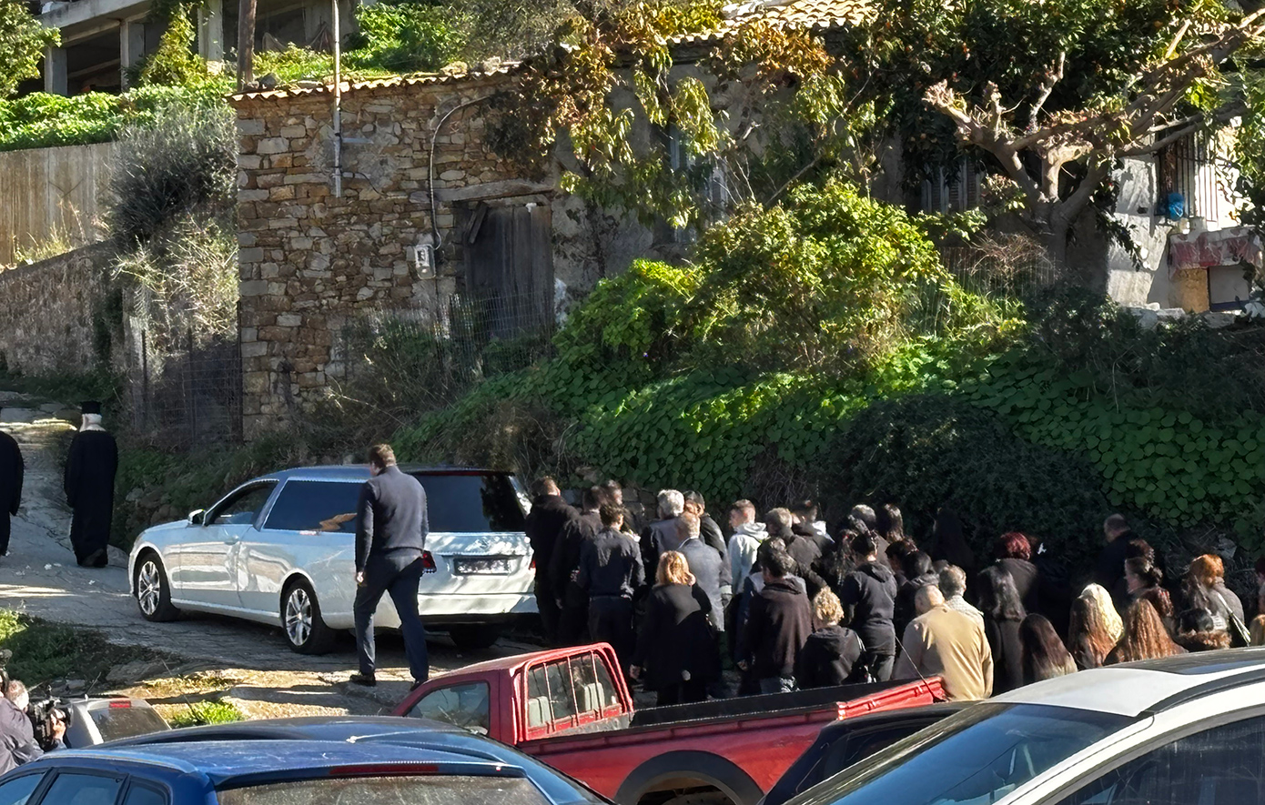 «Καλύτερα να πέθαινα εγώ παρά το παιδί» – Βουβός θρήνος στην κηδεία του 3χρονου Ανδρέα στην Αχαΐα