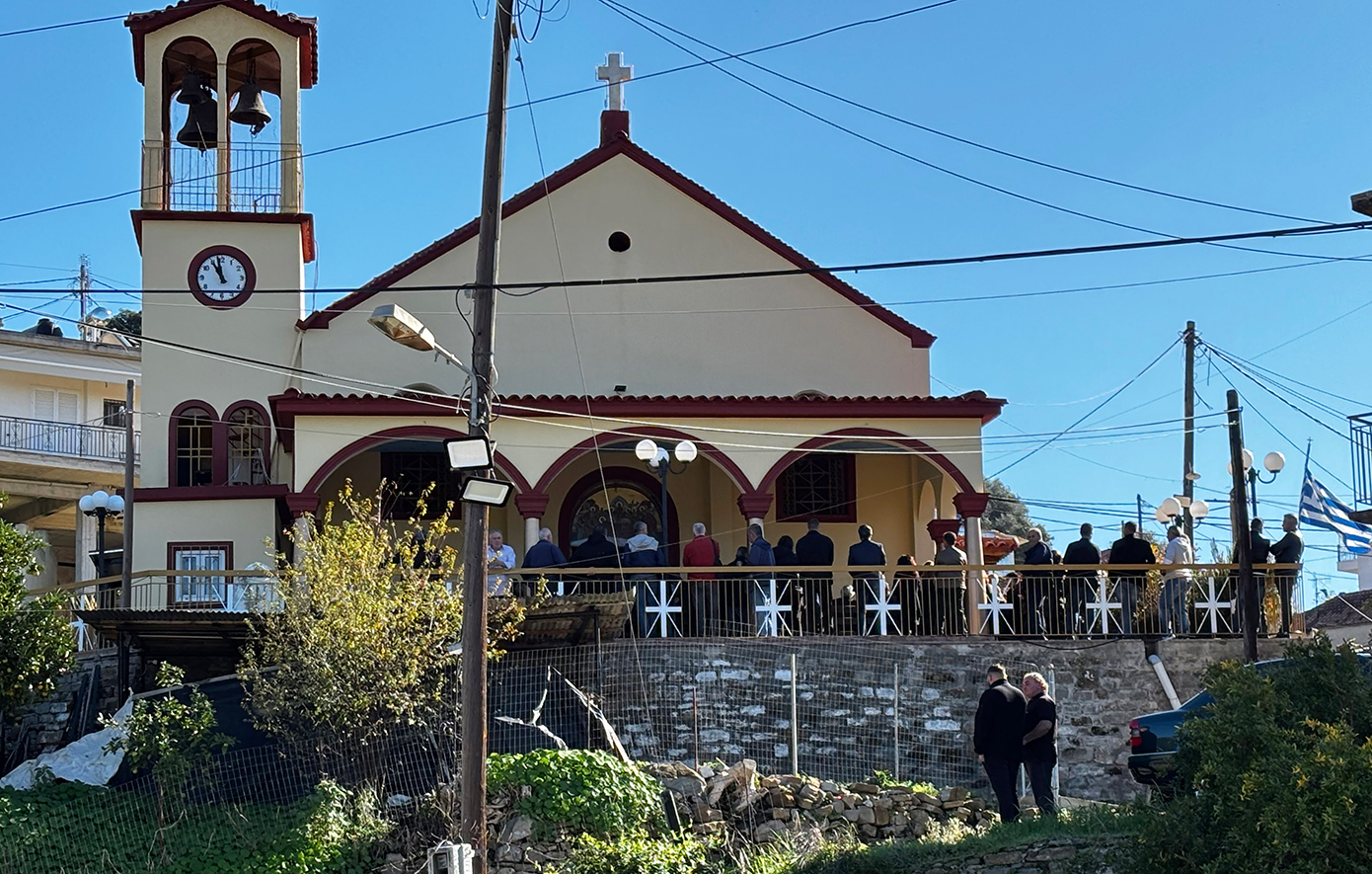 Σπαραγμός στην κηδεία του 3χρονου Ανδρέα στην Αχαΐα &#8211; «Πού είσαι αγάπη μου;», φώναζε η μητέρα