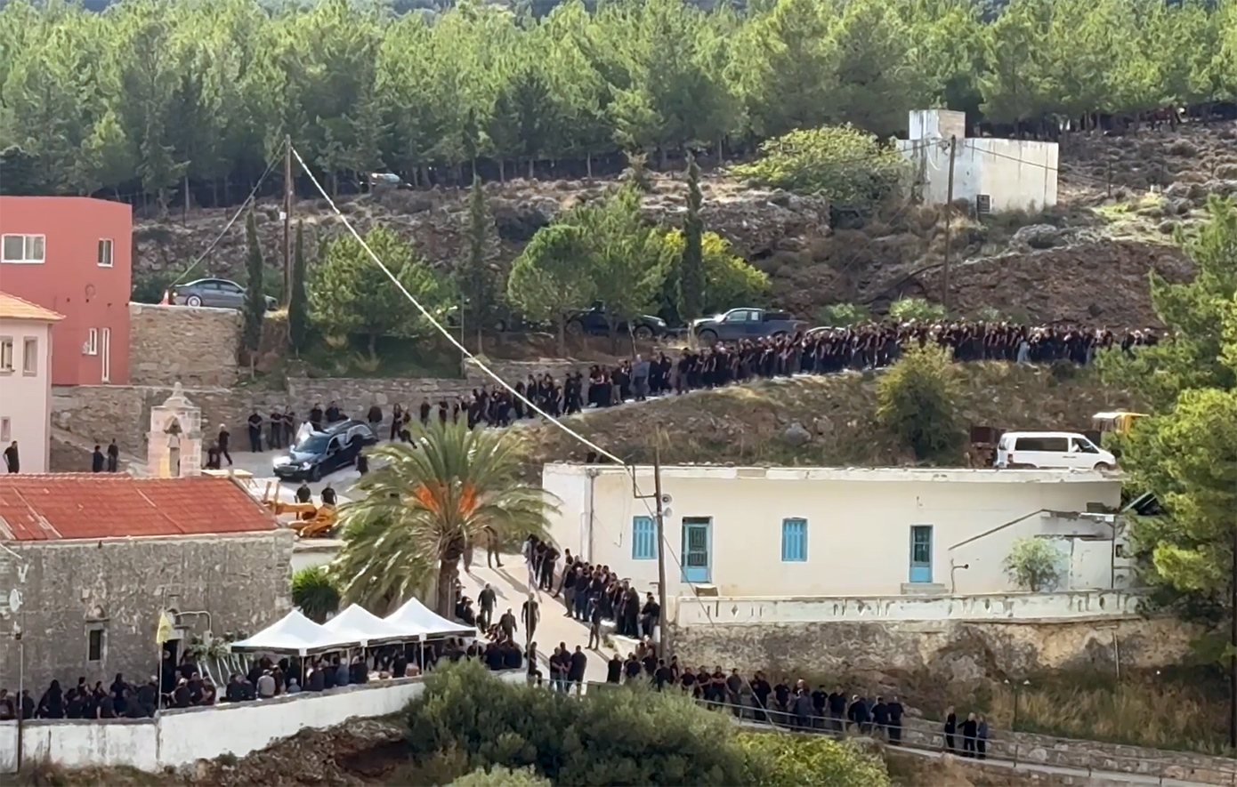 Ουρλιαχτά και οδύνη στην κηδεία του 39χρονου στα Βορίζια: «Σ&#8217; αγαπώ! Σ&#8217; αγαπώ μ&#8217; ακούς;» &#8211; Μαυροφορεμένο το χωριό μετά το μακελειό