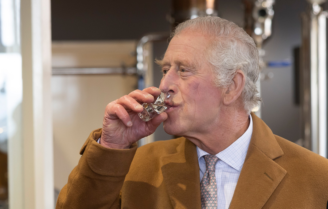 Ο βασιλιάς Κάρολος παρουσιάζει το Highgrove Evergreen English Whisky – Κοστίζει 100 λίρες Αγγλίας