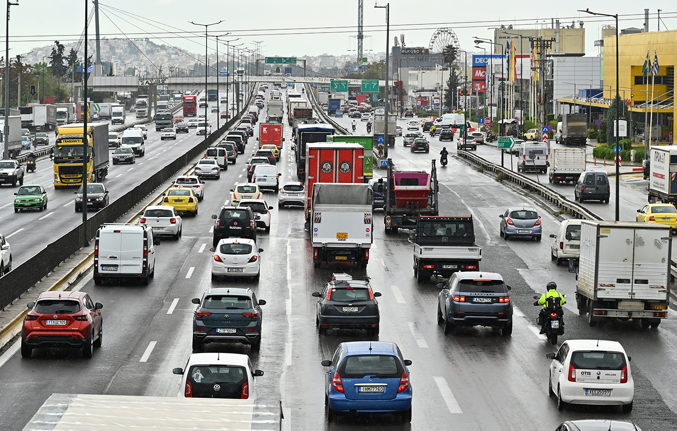 Κίνηση τώρα: Δυσκολίες στην άνοδο του Κηφισού, καθυστερήσεις στην Αττική Οδό
