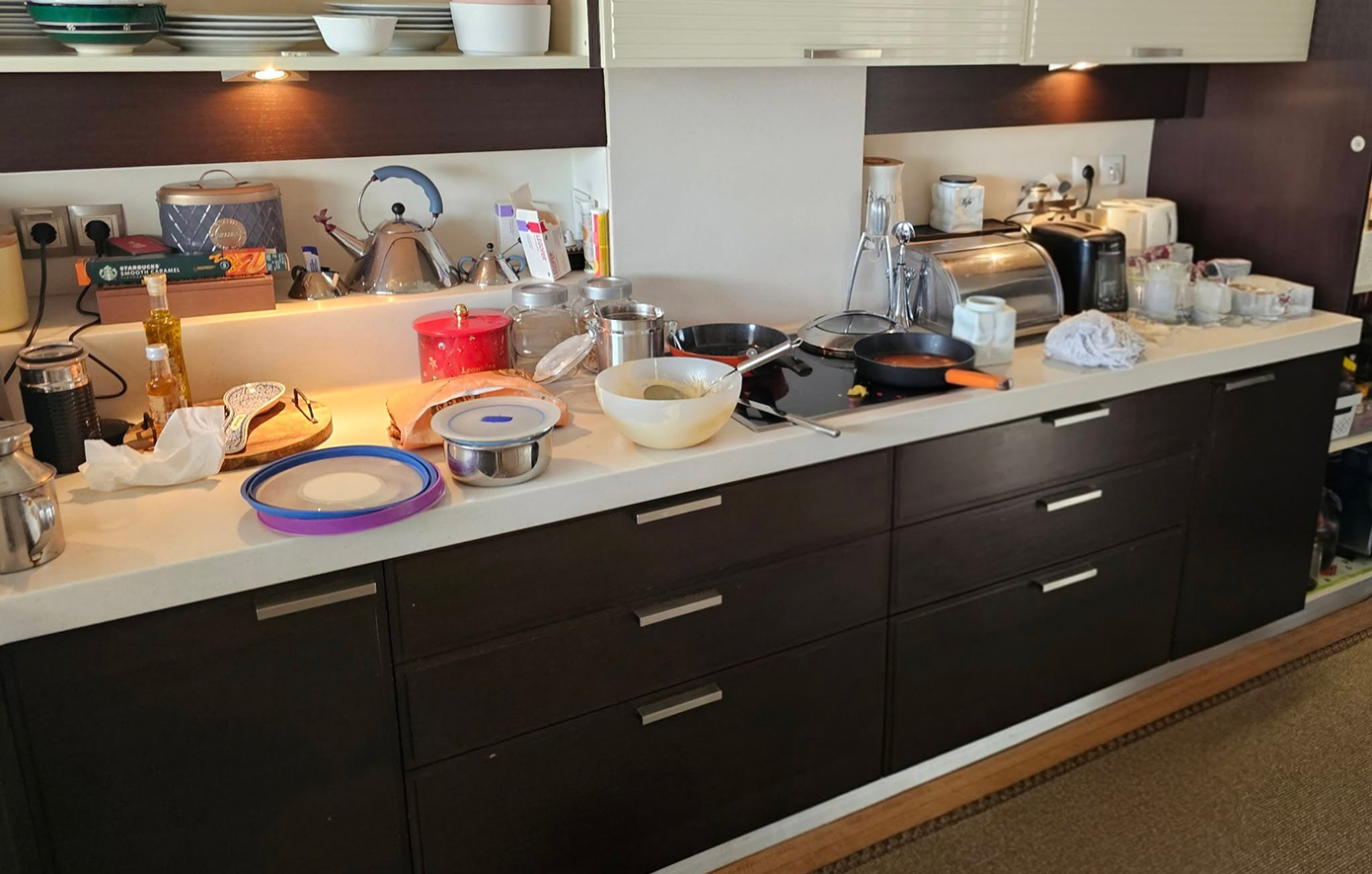 «Το δύσκολο είναι τα μηχανήματα του διαβόλου στην κουζίνα» &#8211; Όταν η σύζυγος του Δημήτρη Παπαστεργίου λείπει από το σπίτι