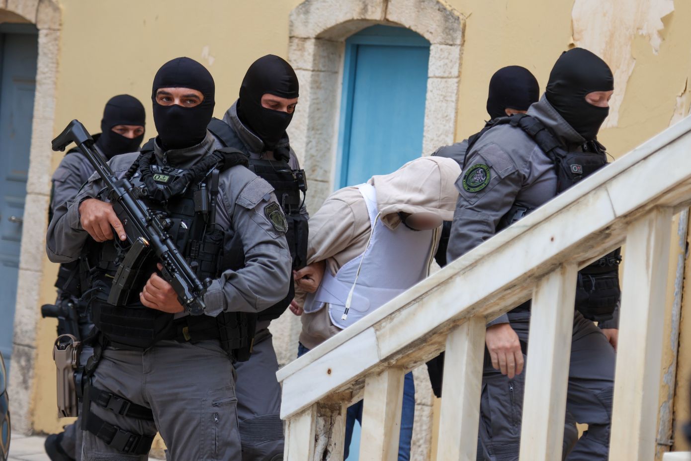 Ματωμένο γλέντι στα Χανιά: Με αλεξίσφαιρο, υπό τον φόβο βεντέτας, η μεταγωγή του 23χρονου στον ανακριτή