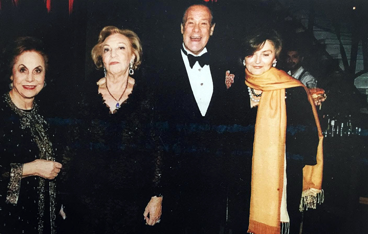 Ο Κρίτσας και η «συμμετοχή» του στον ελληνικό κινηματογράφο, οι επώνυμοι επιχειρηματίες στον Athens Marathon 2025 και το αεροπλάνο με την ελληνική σημαία στα φτερά του