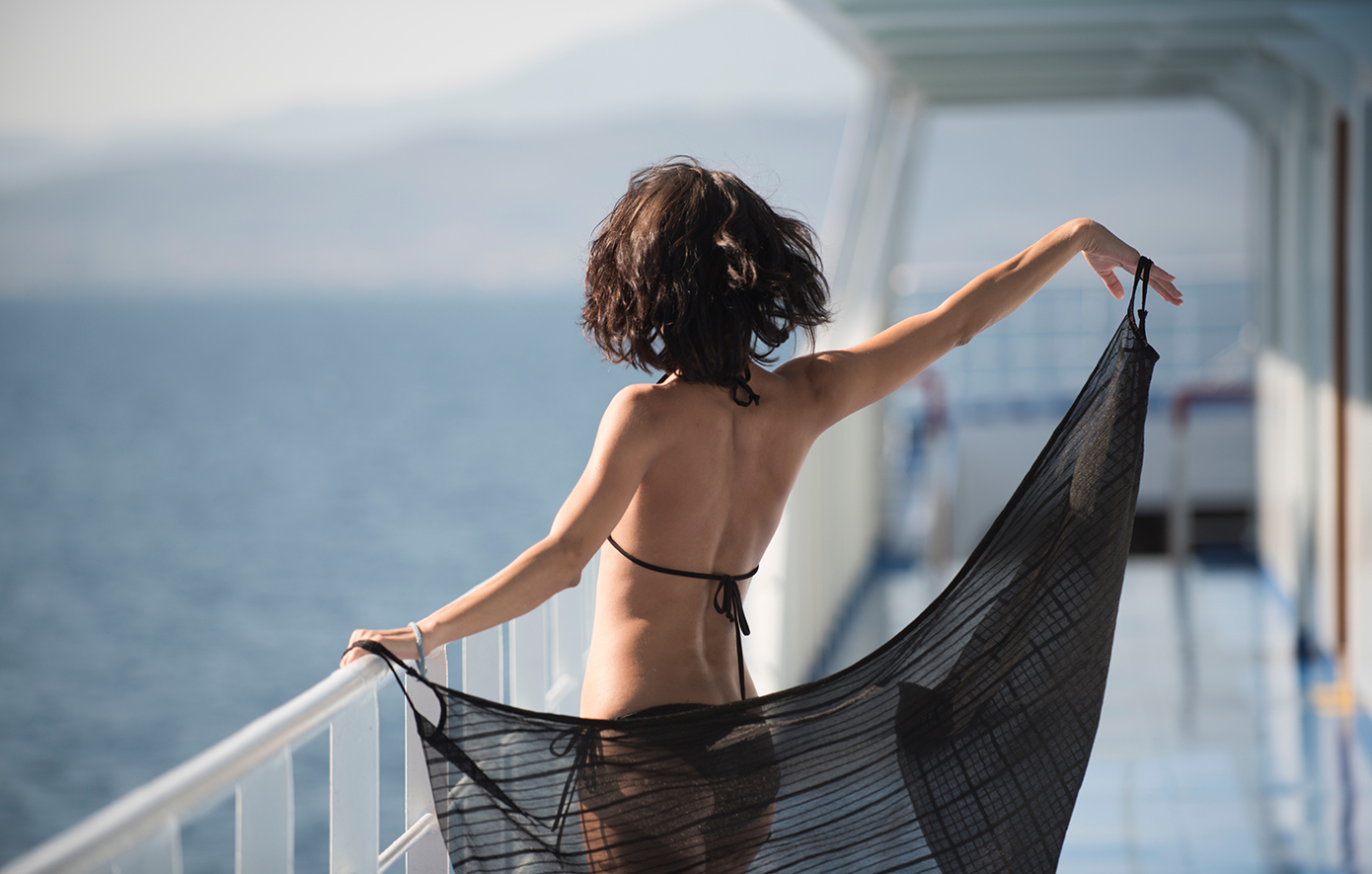 Διοργανώνει γυμνές κρουαζιέρες και αποκαλύπτει τον σημαντικό κανόνα που πρέπει να ακολουθούν όλοι οι επιβάτες