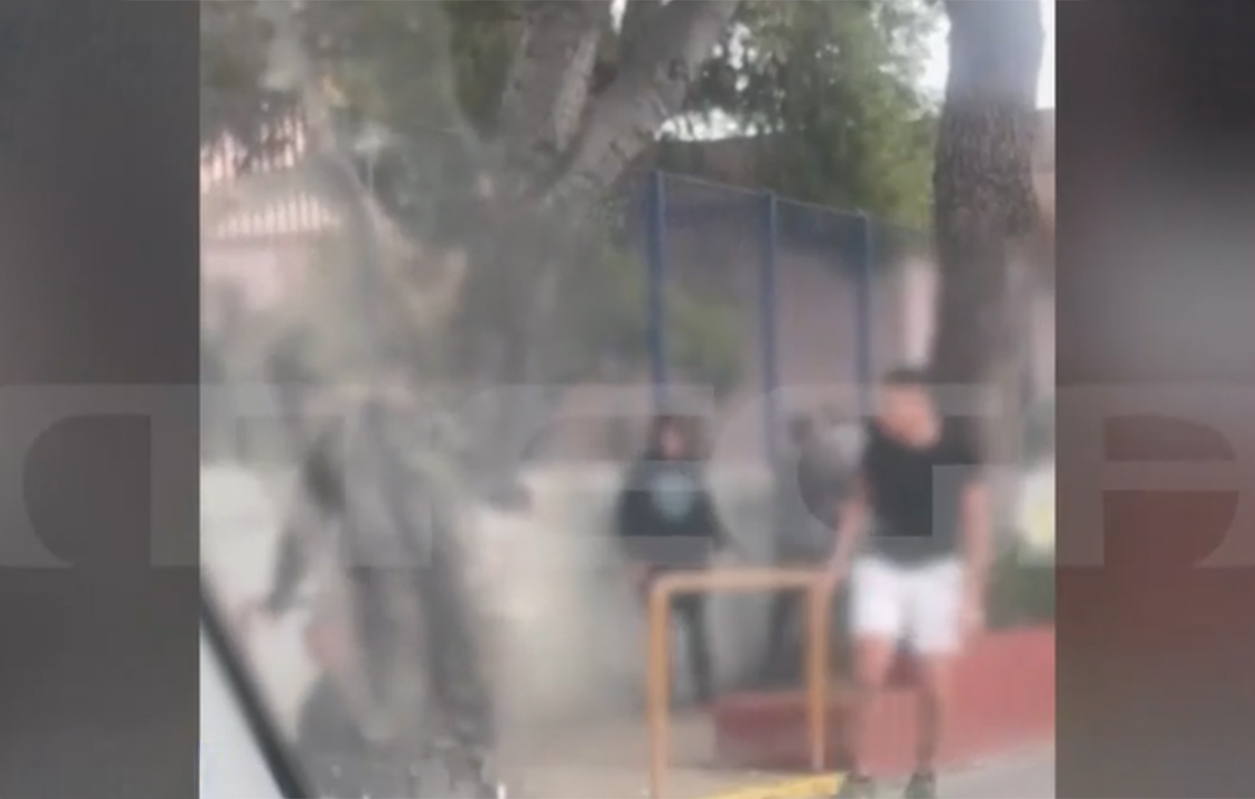 Ανελέητο ξύλο έξω από σχολείο στο Νέο Ηράκλειο &#8211; Σοκάρει βίντεο από τον καβγά