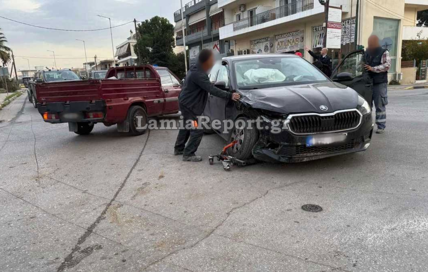 «Καραμπόλα» σε επικίνδυνη διασταύρωση της Λαμίας &#8211; Δείτε εικόνες