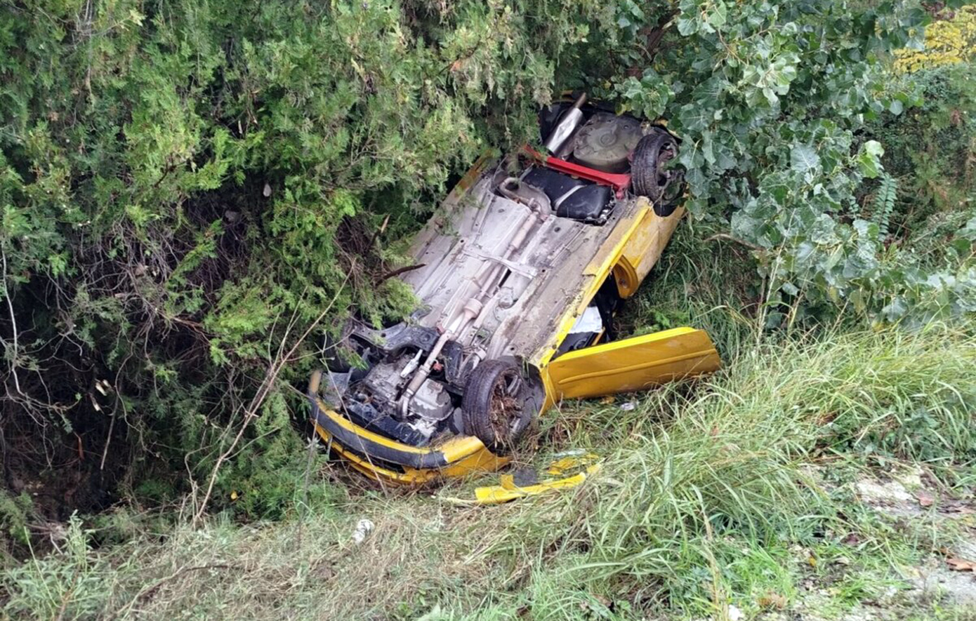 Τροχαίο στη Λάρισα: Αυτοκίνητο εξετράπη της πορείας του και κατέληξε σε ρέμα