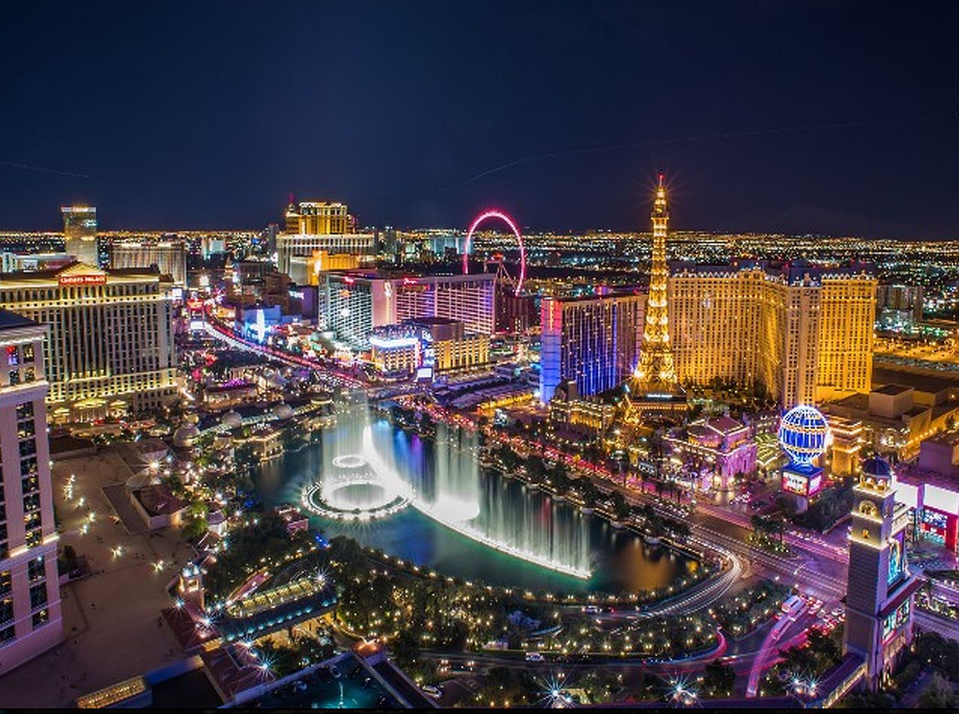 Ο Έλληνας βασιλιάς των στριπτιτζάδικων του Λας Βέγκας που απεβίωσε, η Κίμπερλι Γκιλφόιλ σε δείπνο με μουσακά στην Ακρόπολη και η συναυλία του Γιώργου Νταλάρα στην Αργεντινή