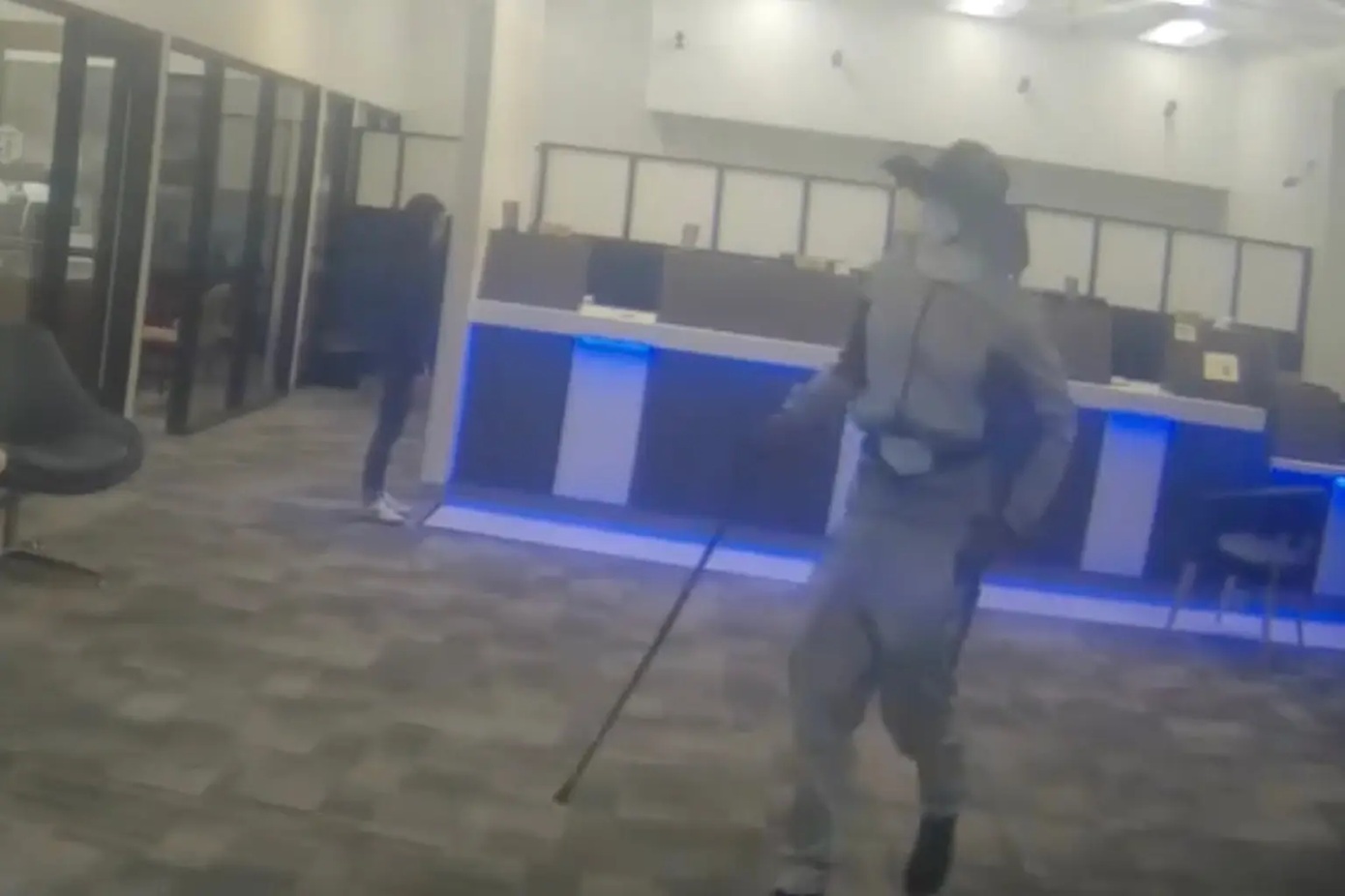 Τολμηρός ληστής προσποιήθηκε πως κουτσαίνει και άρπαξε μετρητά από τράπεζα μέρα-μεσημέρι