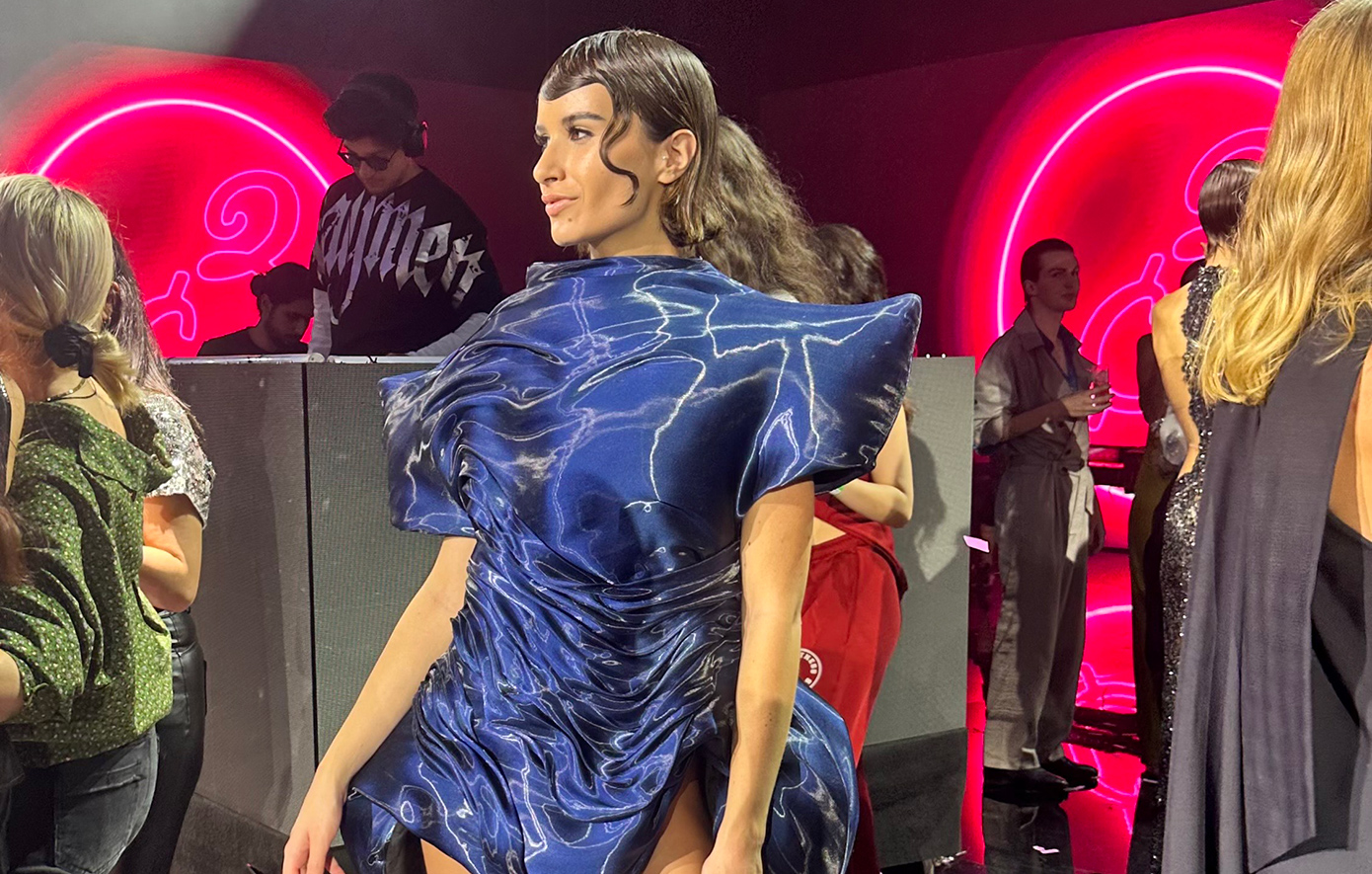 «Elpida Livanou»: Στο Madwalk με liquid pieces και sculptural όγκους που ξεχώρισαν