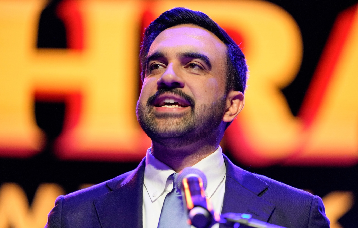 Πολιτικός «σεισμός» στους Δημοκρατικούς: Πώς η νίκη του Μαμντάνι στις εκλογές της Νέας Υόρκης μπορεί να φέρει ρήγμα στο κόμμα